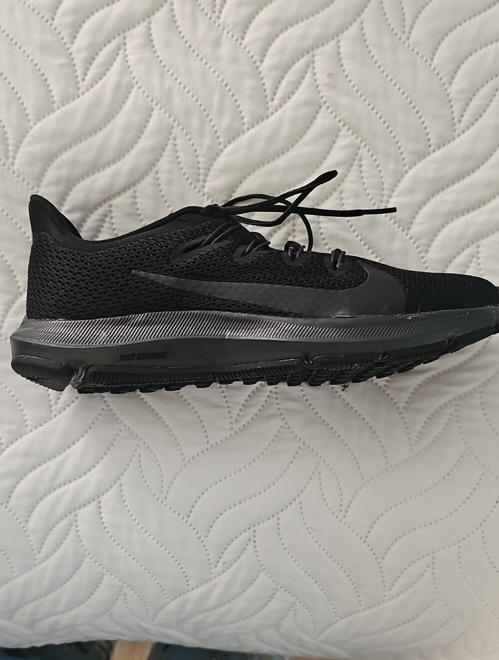 NWOT sz 8.5 NIKE Quest 2 Men's Black Running Shoe
